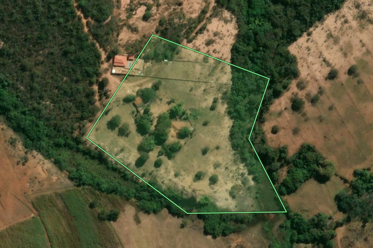 Imagem de satélite do imóvel rural em Franca (SP), com o contorno declarado no CAR desenhado por cima.