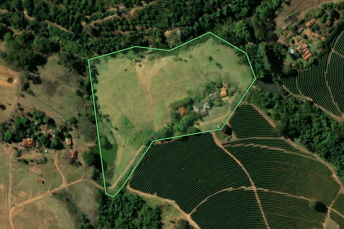 Imagem de satélite do imóvel rural em Franca (SP), com o contorno declarado no CAR desenhado por cima.