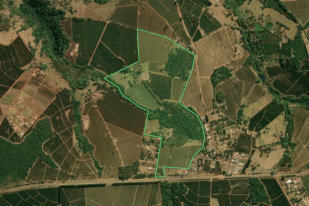 Imagem de satélite do imóvel rural em Franca (SP), com o contorno declarado no CAR desenhado por cima.