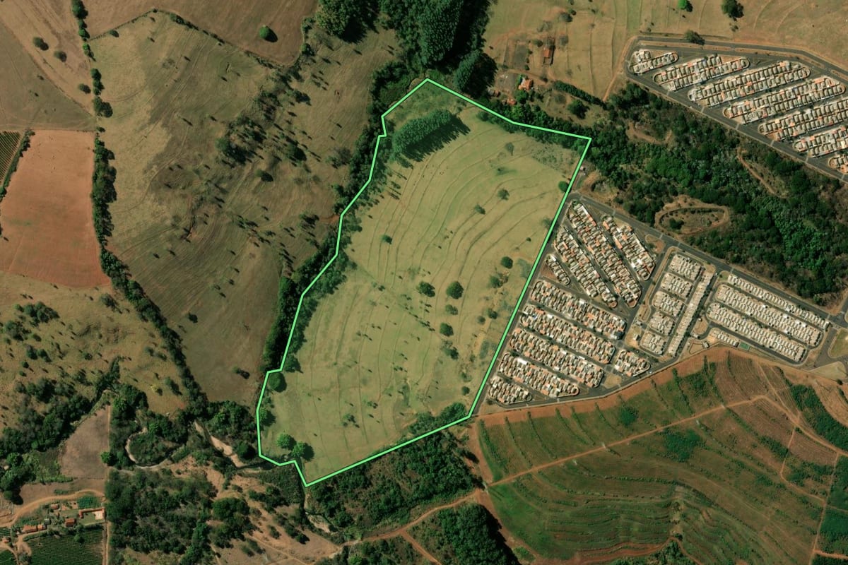 Imagem de satélite do imóvel rural em Franca (SP), com o contorno declarado no CAR desenhado por cima.