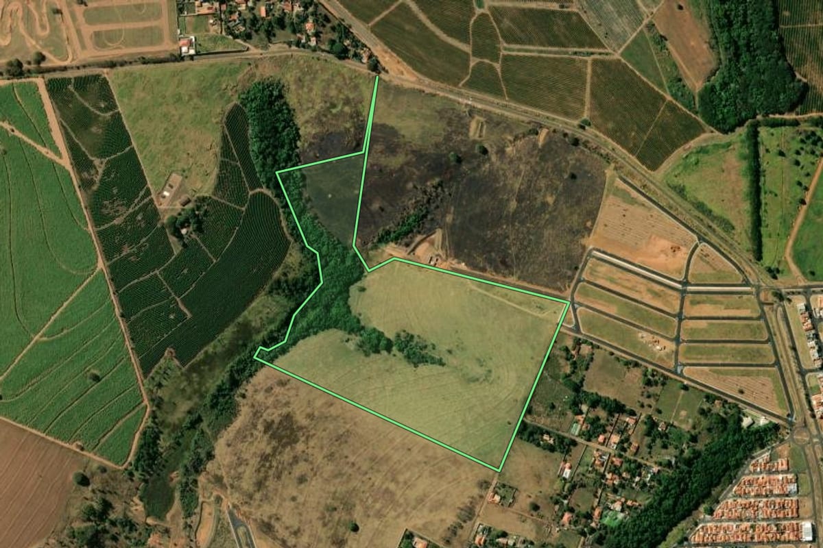 Imagem de satélite do imóvel rural em Franca (SP), com o contorno declarado no CAR desenhado por cima.