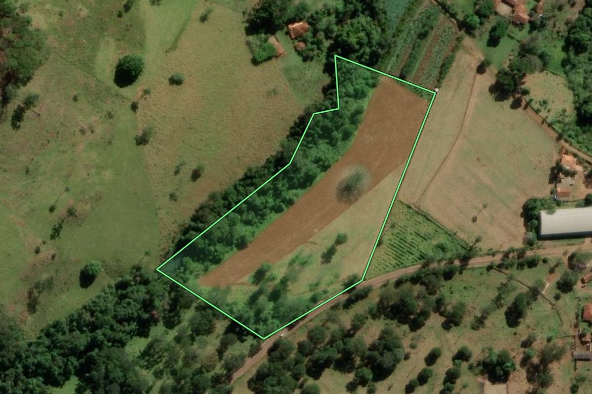 Imagem de satélite do imóvel rural em Franca (SP), com o contorno declarado no CAR desenhado por cima.