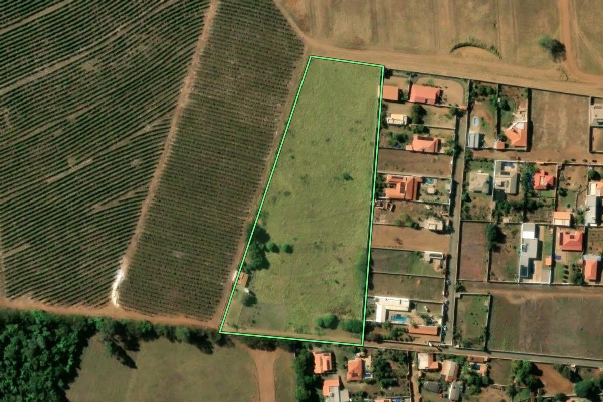 Imagem de satélite do imóvel rural em Franca (SP), com o contorno declarado no CAR desenhado por cima.