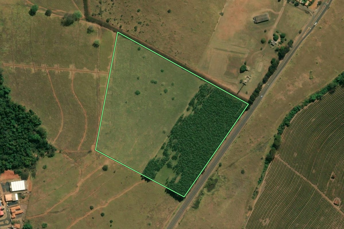 Imagem de satélite do imóvel rural em Franca (SP), com o contorno declarado no CAR desenhado por cima.