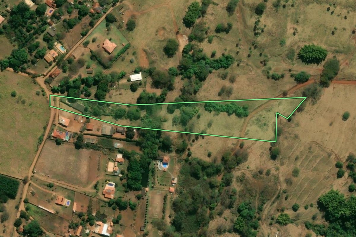 Imagem de satélite do imóvel rural em Franca (SP), com o contorno declarado no CAR desenhado por cima.