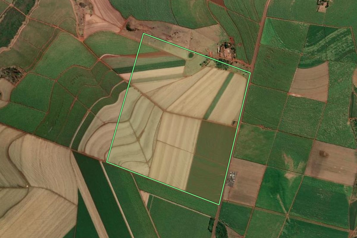 Imagem de satélite do imóvel rural em Franca (SP), com o contorno declarado no CAR desenhado por cima.