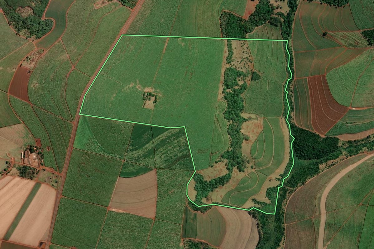 Imagem de satélite do imóvel rural em Franca (SP), com o contorno declarado no CAR desenhado por cima.