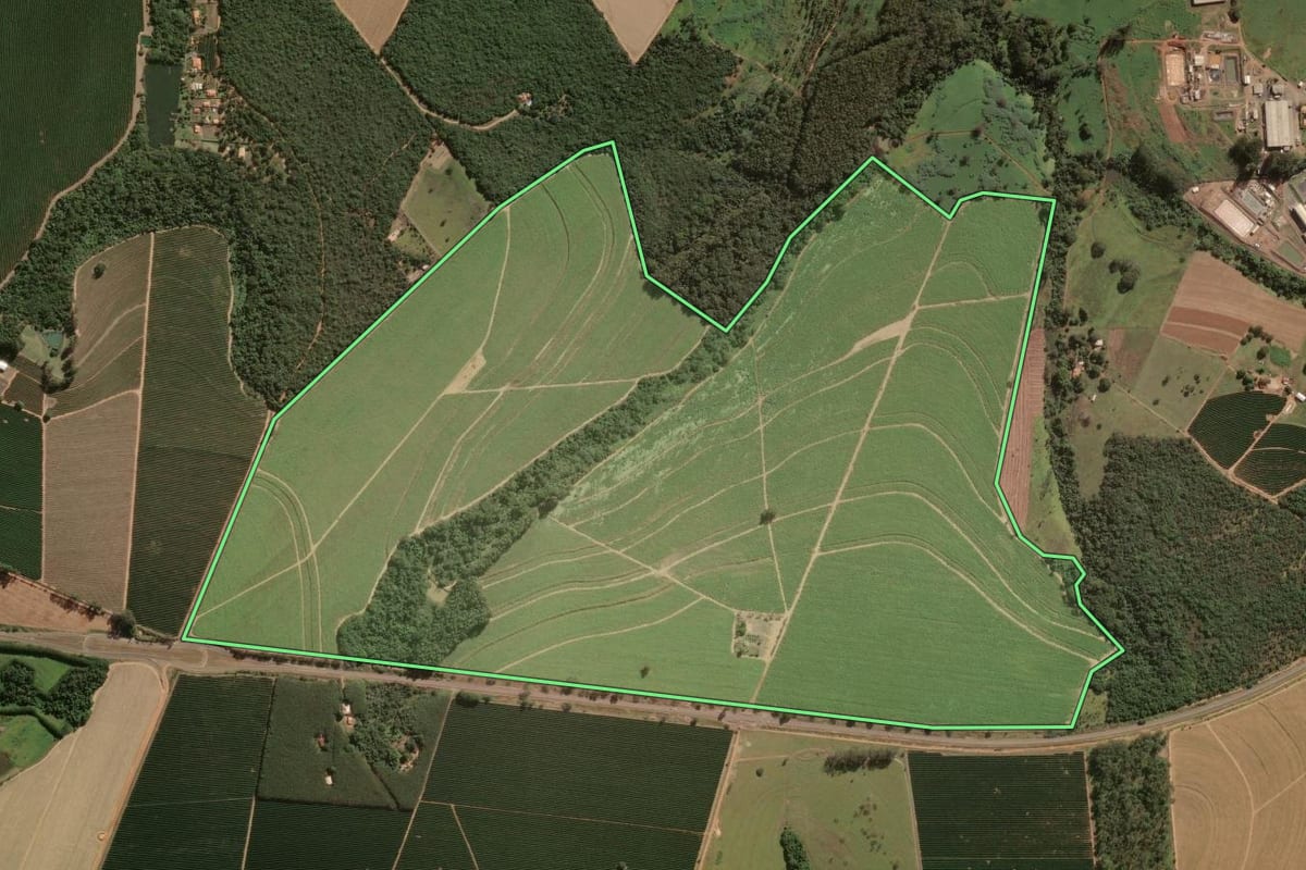 Imagem de satélite do imóvel rural em Franca (SP), com o contorno declarado no CAR desenhado por cima.