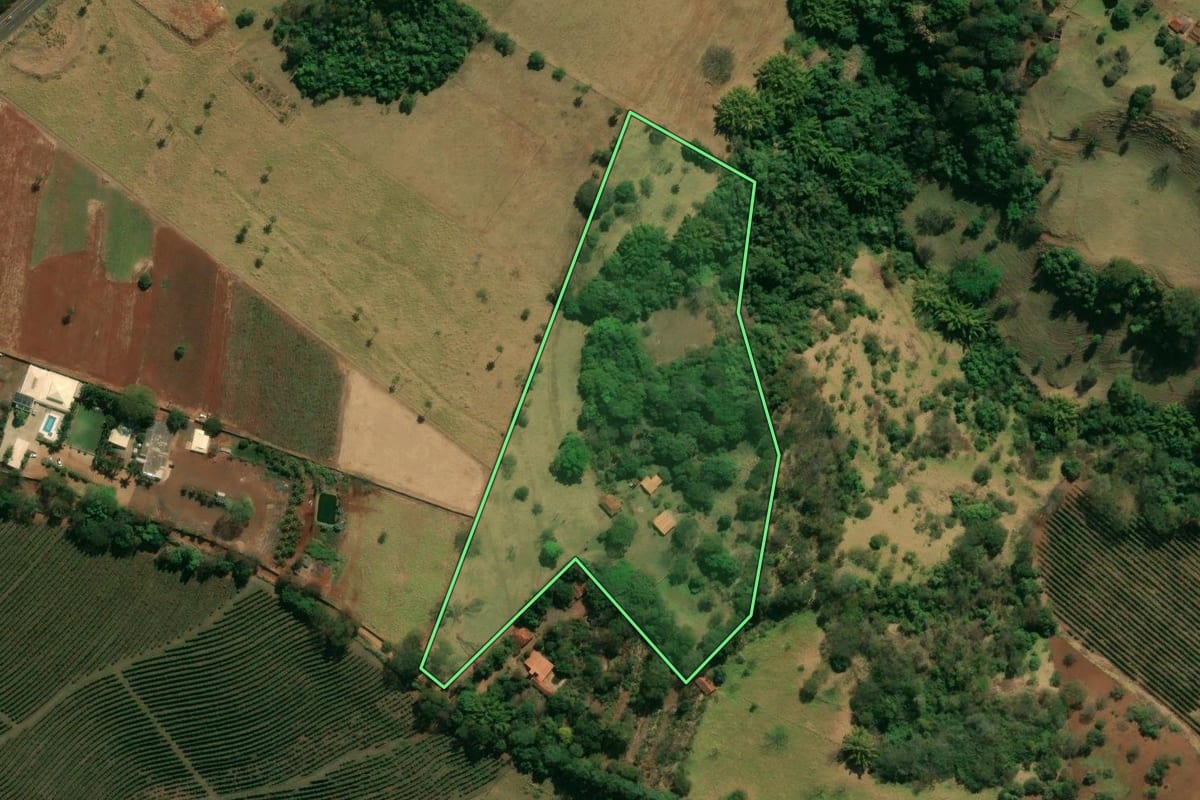 Imagem de satélite do imóvel rural em Franca (SP), com o contorno declarado no CAR desenhado por cima.