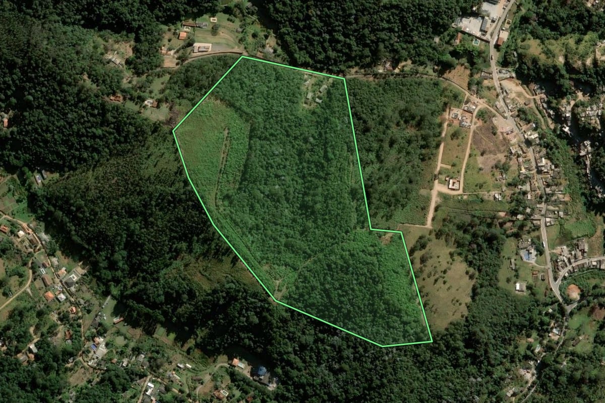 Imagem de satélite do imóvel rural em Francisco Morato (SP), com o contorno declarado no CAR desenhado por cima.