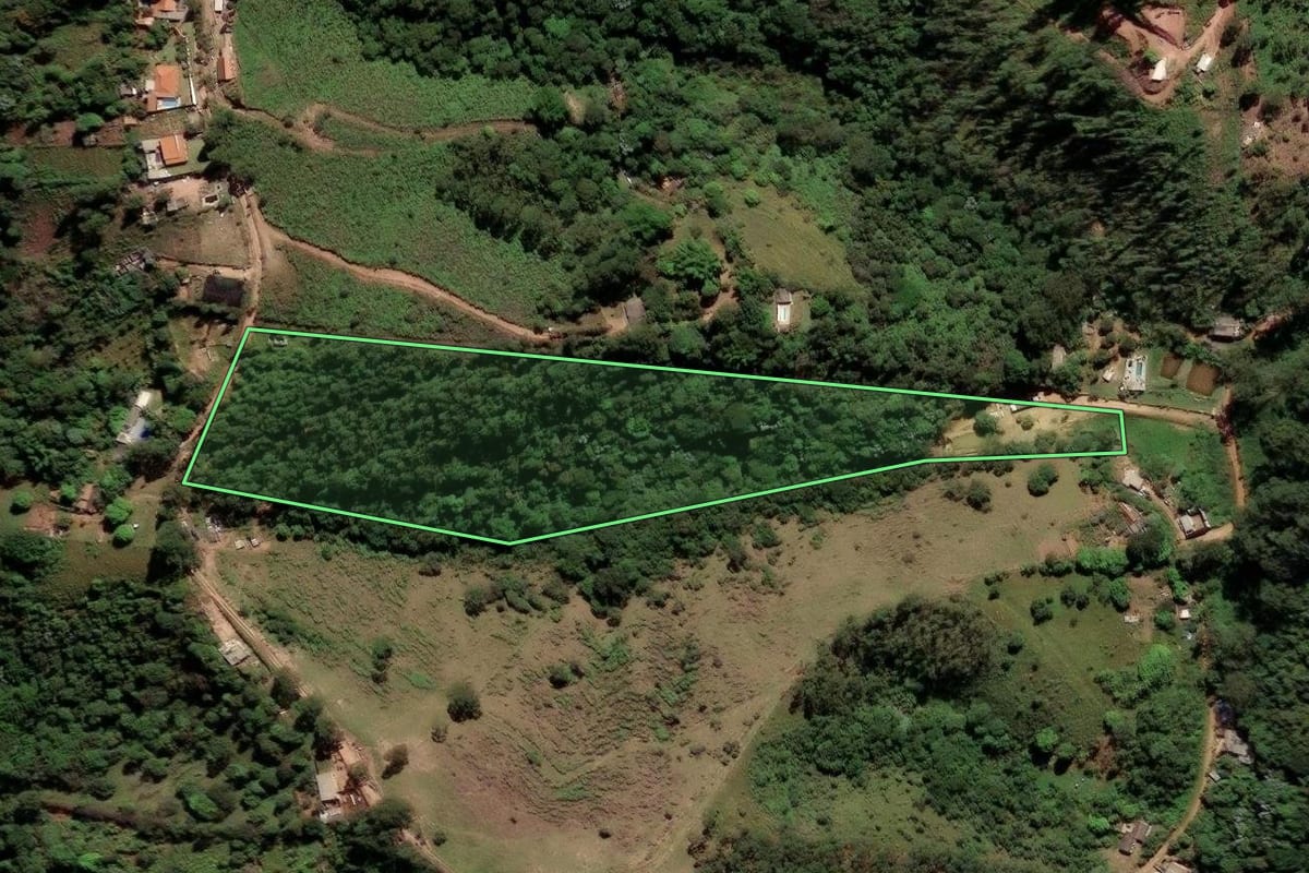 Imagem de satélite do imóvel rural em Francisco Morato (SP), com o contorno declarado no CAR desenhado por cima.