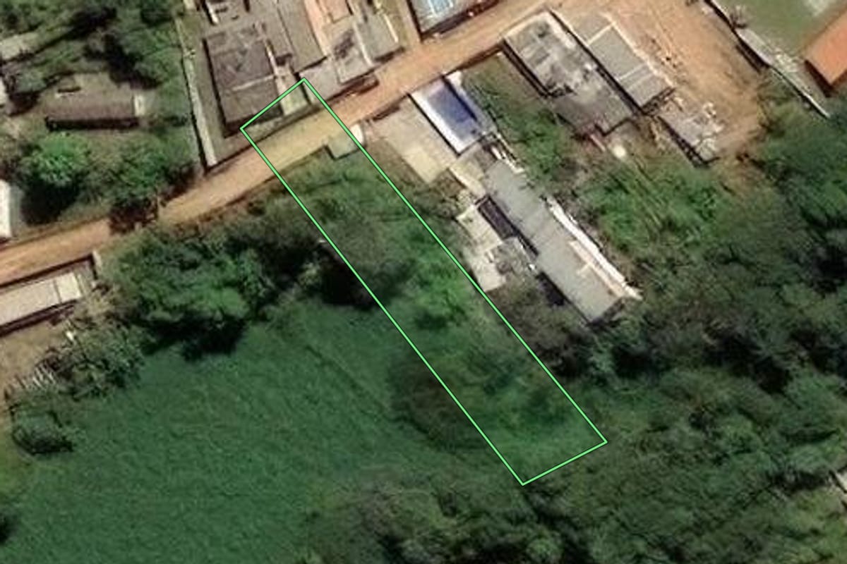 Imagem de satélite do imóvel rural em Francisco Morato (SP), com o contorno declarado no CAR desenhado por cima.
