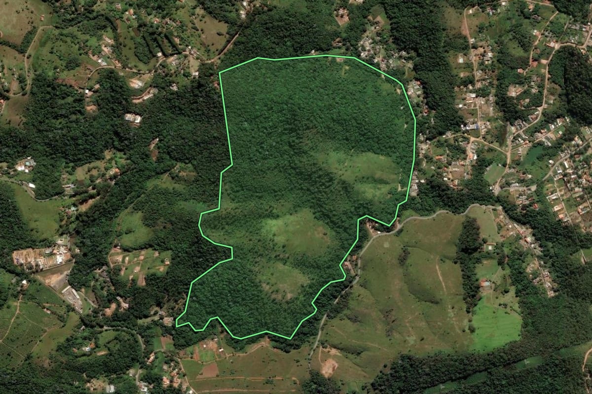 Imagem de satélite do imóvel rural em Francisco Morato (SP), com o contorno declarado no CAR desenhado por cima.
