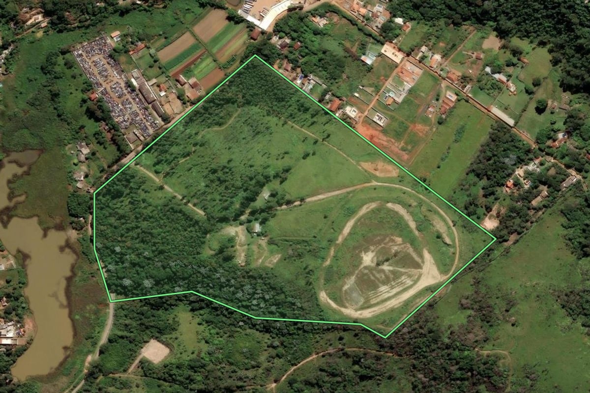Imagem de satélite do imóvel rural em Franco da Rocha (SP), com o contorno declarado no CAR desenhado por cima.