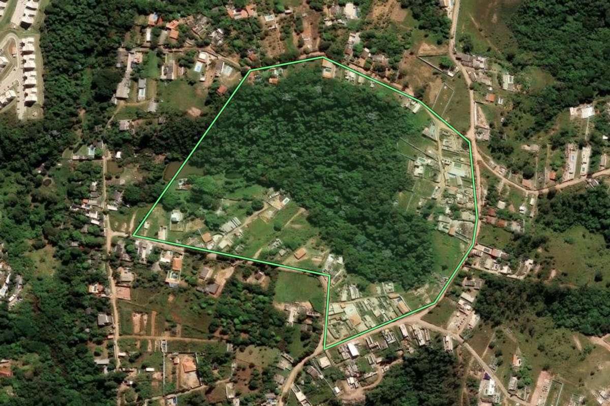 Imagem de satélite do imóvel rural em Franco da Rocha (SP), com o contorno declarado no CAR desenhado por cima.