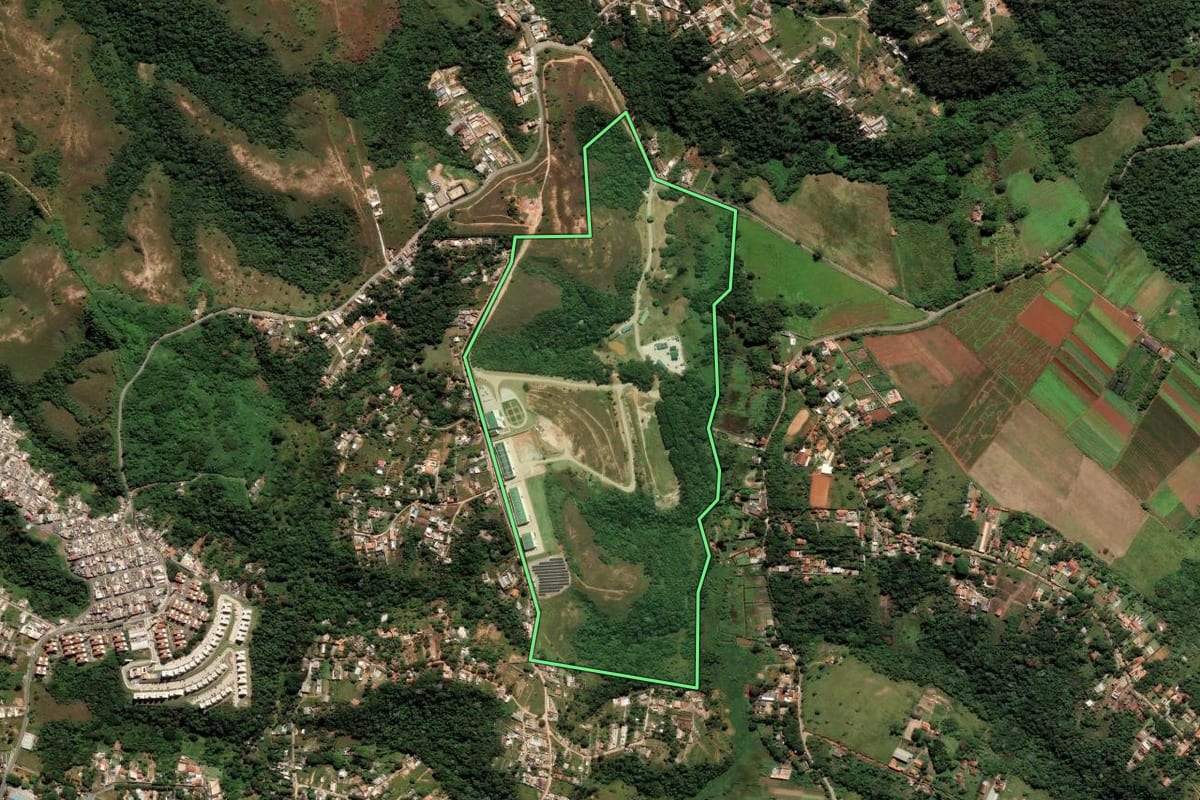 Imagem de satélite do imóvel rural em Franco da Rocha (SP), com o contorno declarado no CAR desenhado por cima.
