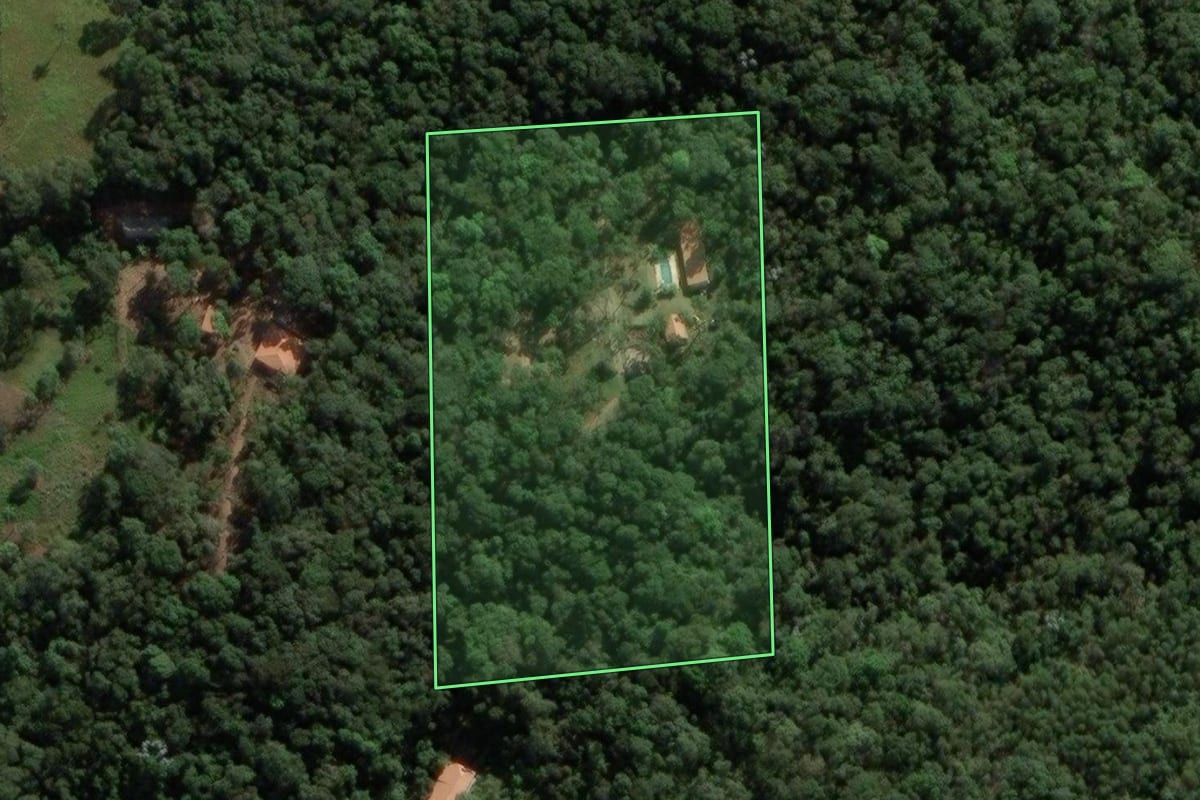 Imagem de satélite do imóvel rural em Franco da Rocha (SP), com o contorno declarado no CAR desenhado por cima.
