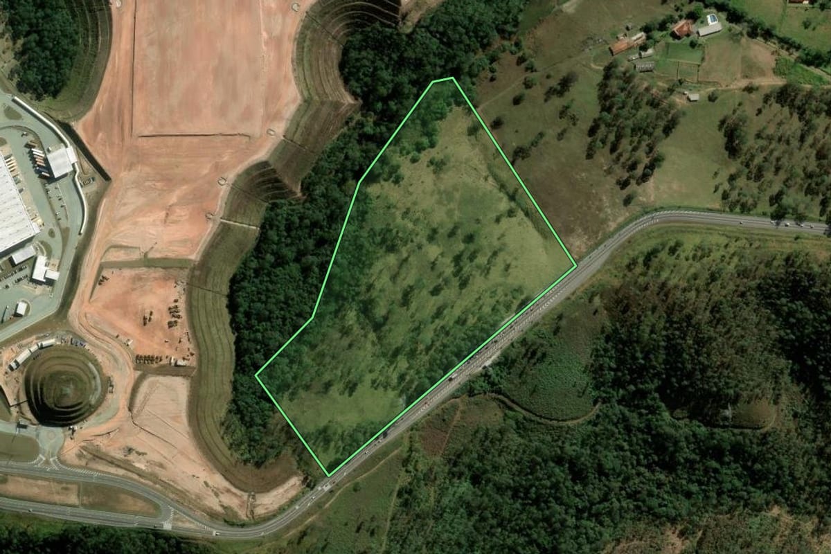 Imagem de satélite do imóvel rural em Franco da Rocha (SP), com o contorno declarado no CAR desenhado por cima.