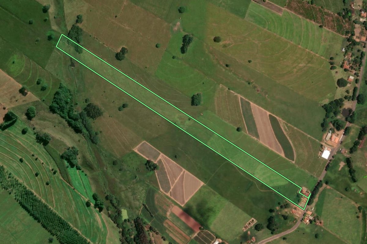 Imagem de satélite do imóvel rural em Gabriel Monteiro (SP), com o contorno declarado no CAR desenhado por cima.