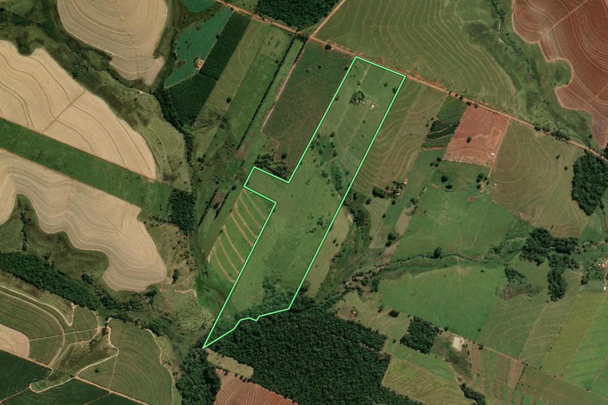 Imagem de satélite do imóvel rural em Gabriel Monteiro (SP), com o contorno declarado no CAR desenhado por cima.
