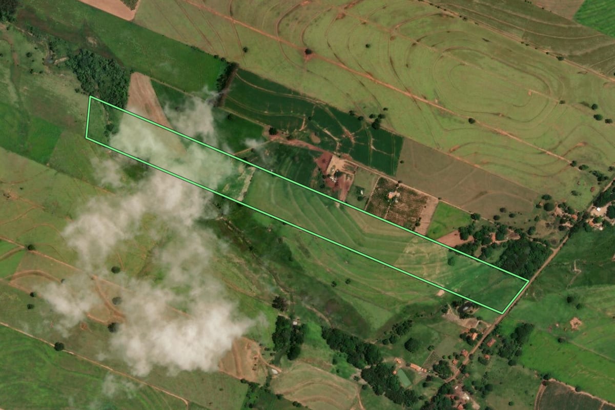 Imagem de satélite do imóvel rural em Gabriel Monteiro (SP), com o contorno declarado no CAR desenhado por cima.