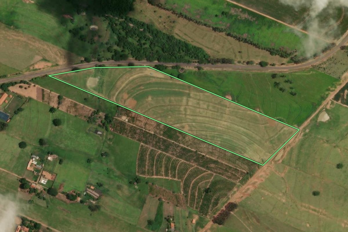 Imagem de satélite do imóvel rural em Gabriel Monteiro (SP), com o contorno declarado no CAR desenhado por cima.