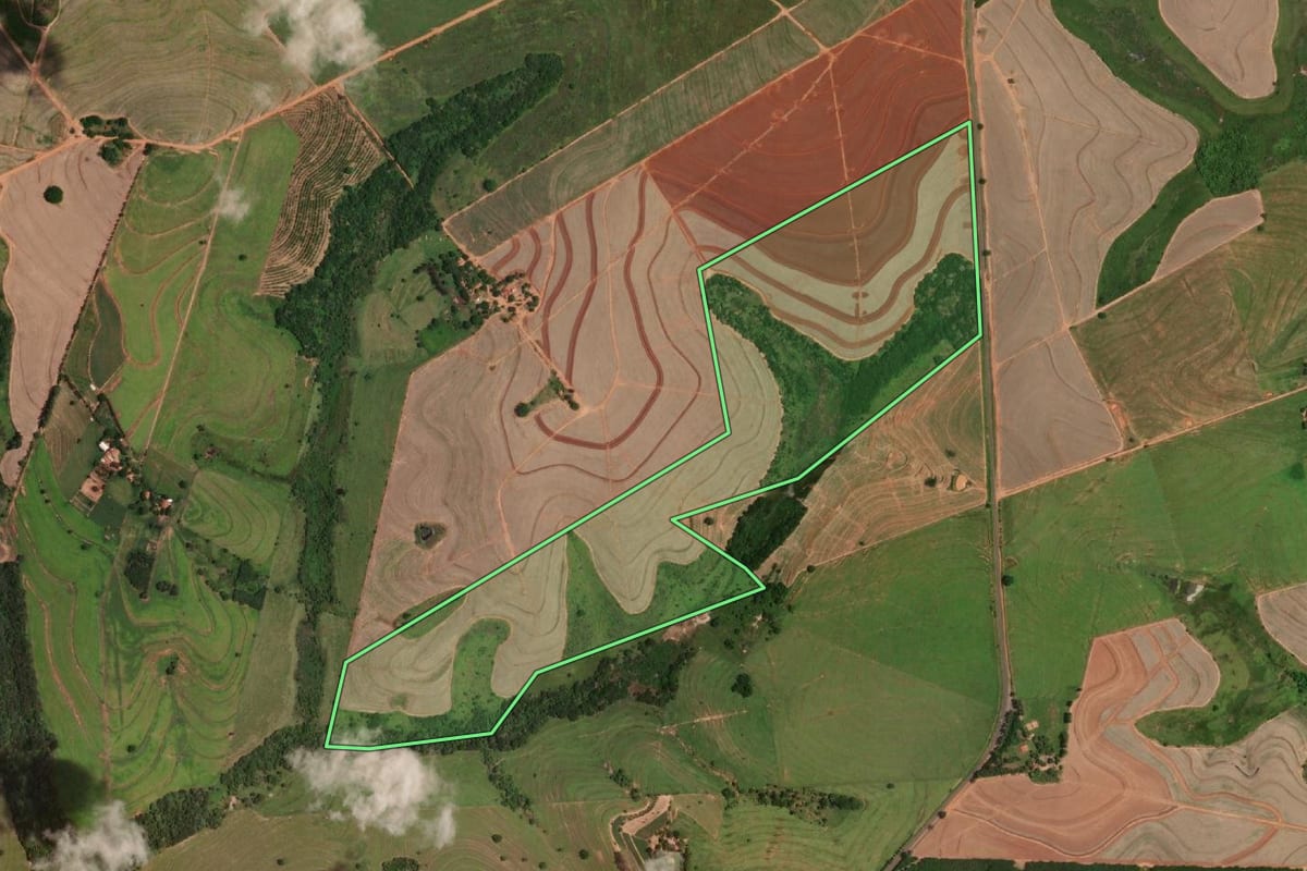 Imagem de satélite do imóvel rural em Gabriel Monteiro (SP), com o contorno declarado no CAR desenhado por cima.