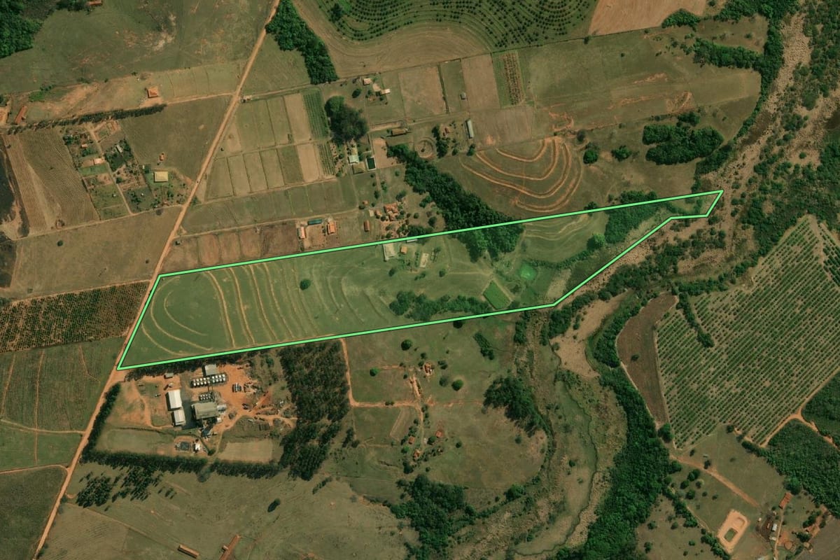 Imagem de satélite do imóvel rural em Gália (SP), com o contorno declarado no CAR desenhado por cima.