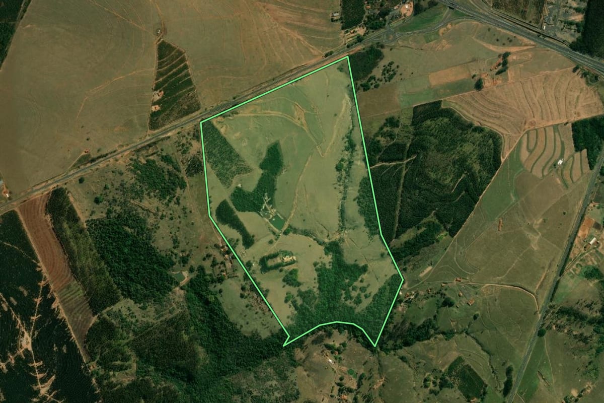 Imagem de satélite do imóvel rural em Gália (SP), com o contorno declarado no CAR desenhado por cima.