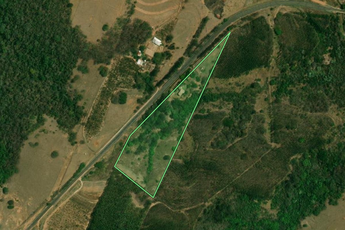 Imagem de satélite do imóvel rural em Gália (SP), com o contorno declarado no CAR desenhado por cima.