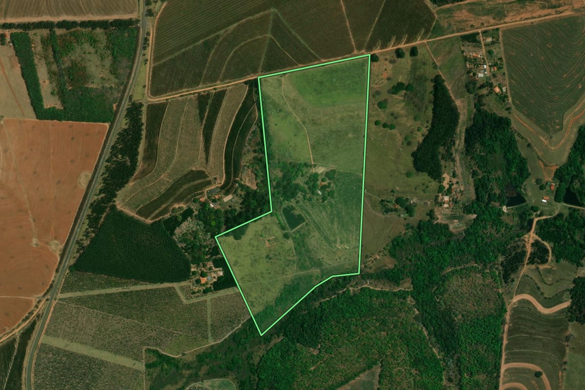 Imagem de satélite do imóvel rural em Gália (SP), com o contorno declarado no CAR desenhado por cima.