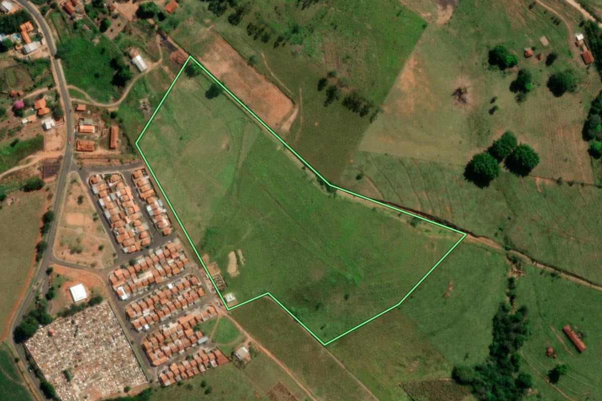 Imagem de satélite do imóvel rural em Gália (SP), com o contorno declarado no CAR desenhado por cima.