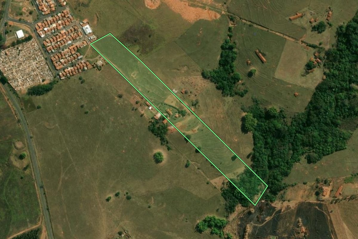 Imagem de satélite do imóvel rural em Gália (SP), com o contorno declarado no CAR desenhado por cima.