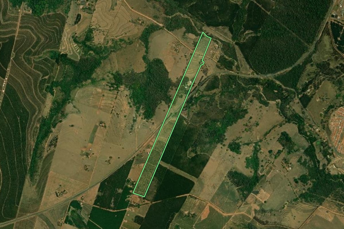 Imagem de satélite do imóvel rural em Gália (SP), com o contorno declarado no CAR desenhado por cima.