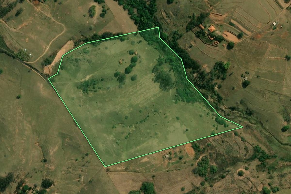 Imagem de satélite do imóvel rural em Gália (SP), com o contorno declarado no CAR desenhado por cima.