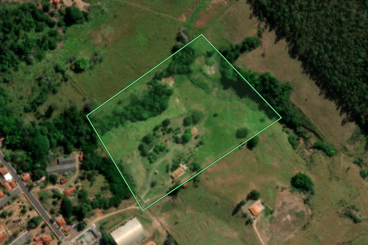 Imagem de satélite do imóvel rural em Gália (SP), com o contorno declarado no CAR desenhado por cima.