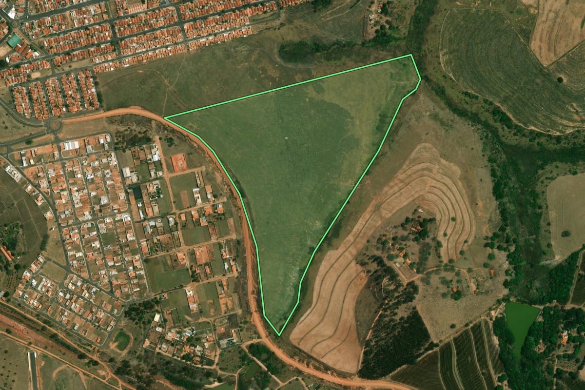 Imagem de satélite do imóvel rural em Garça (SP), com o contorno declarado no CAR desenhado por cima.