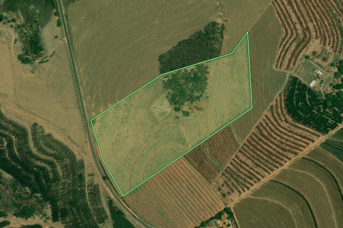 Imagem de satélite do imóvel rural em Garça (SP), com o contorno declarado no CAR desenhado por cima.