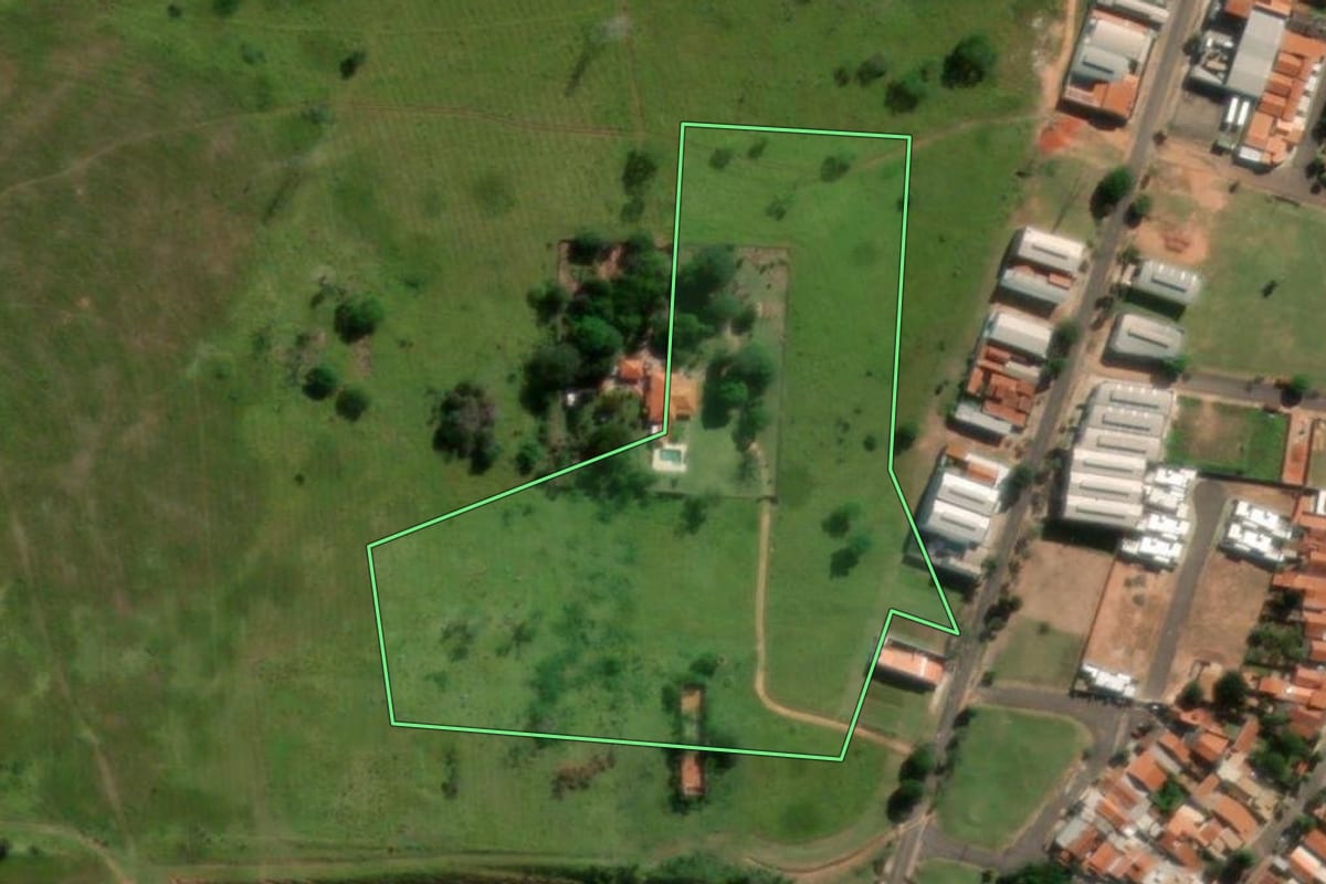 Imagem de satélite do imóvel rural em Garça (SP), com o contorno declarado no CAR desenhado por cima.