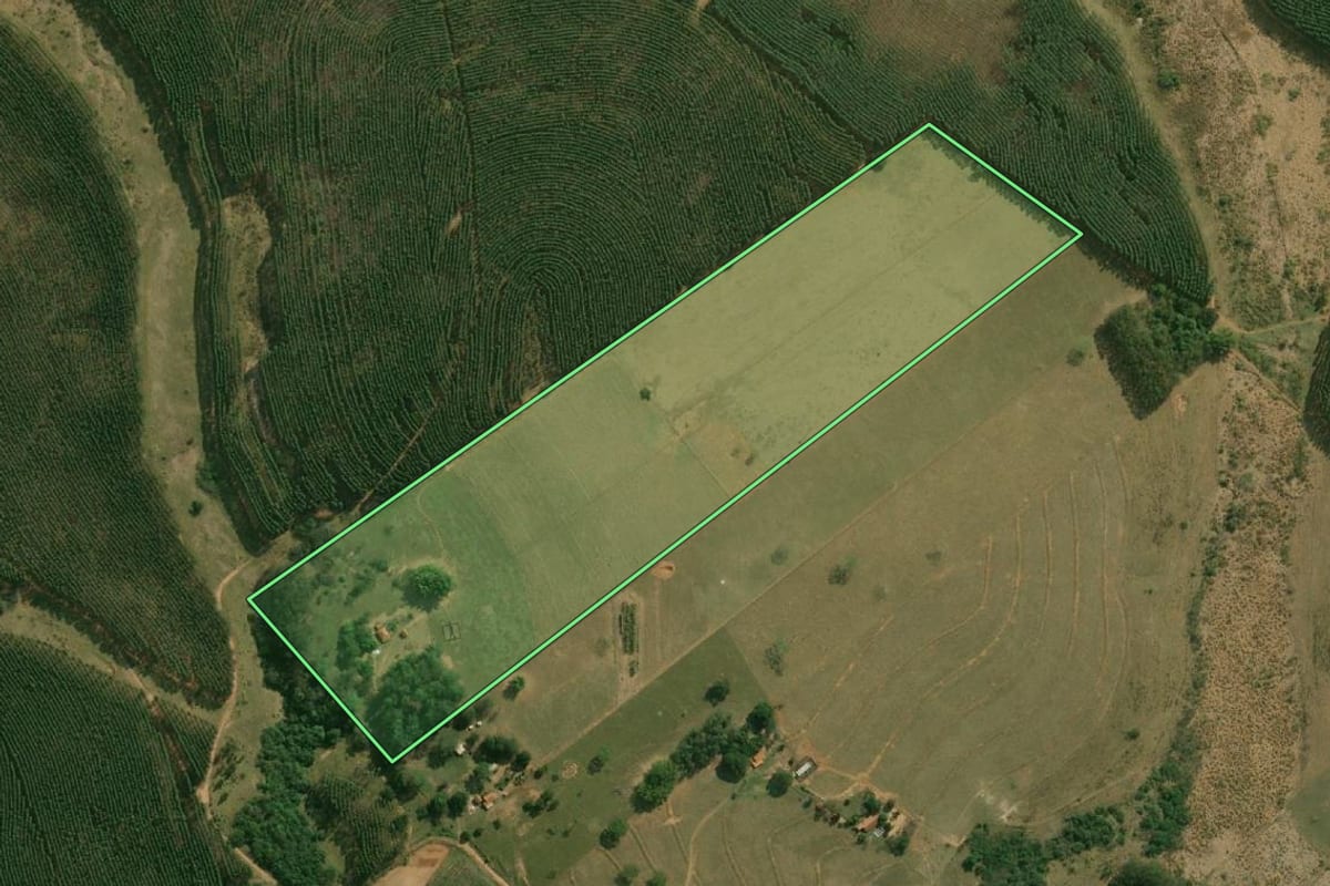 Imagem de satélite do imóvel rural em Garça (SP), com o contorno declarado no CAR desenhado por cima.