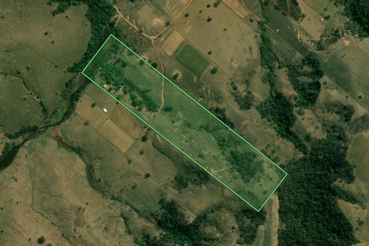 Imagem de satélite do imóvel rural em Garça (SP), com o contorno declarado no CAR desenhado por cima.