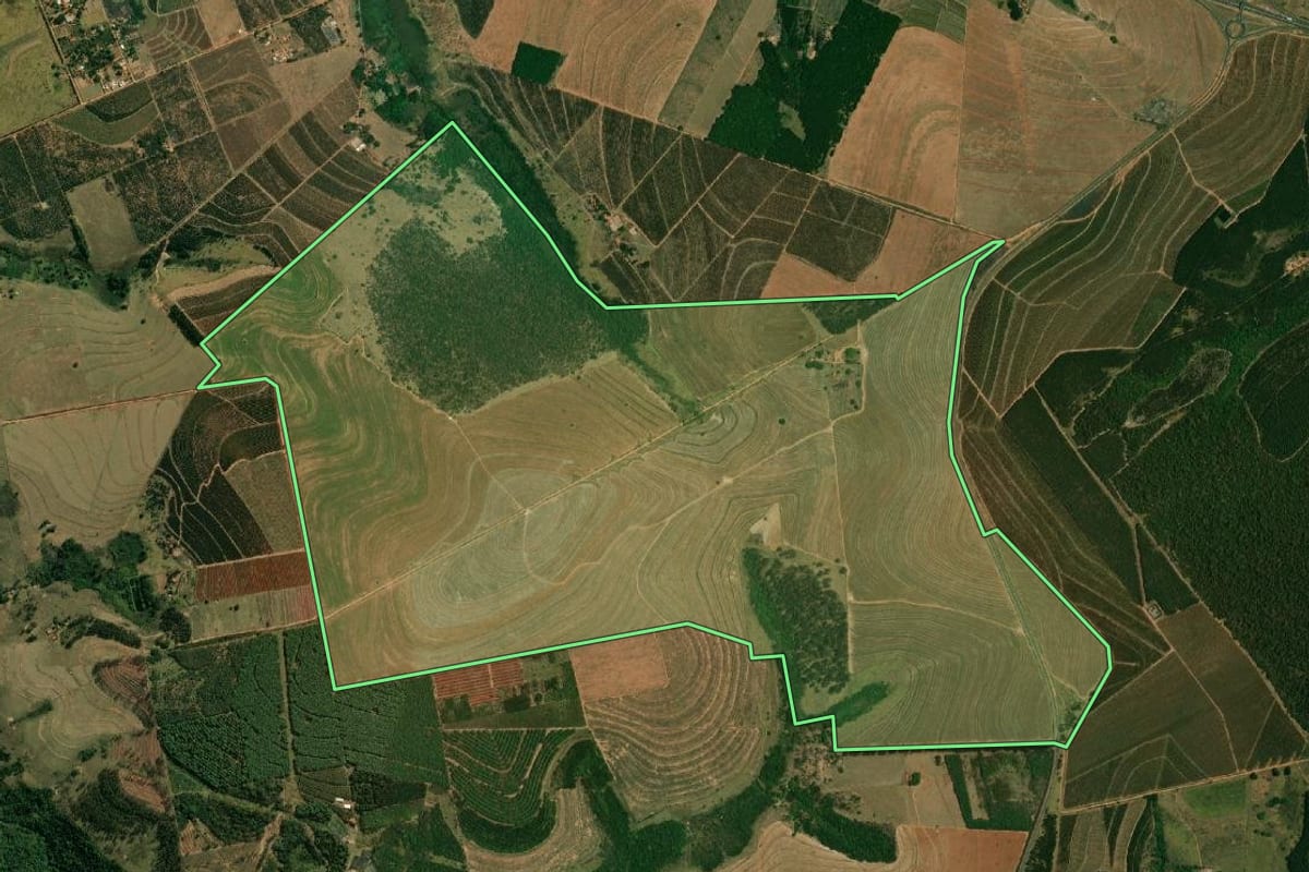 Imagem de satélite do imóvel rural em Garça (SP), com o contorno declarado no CAR desenhado por cima.