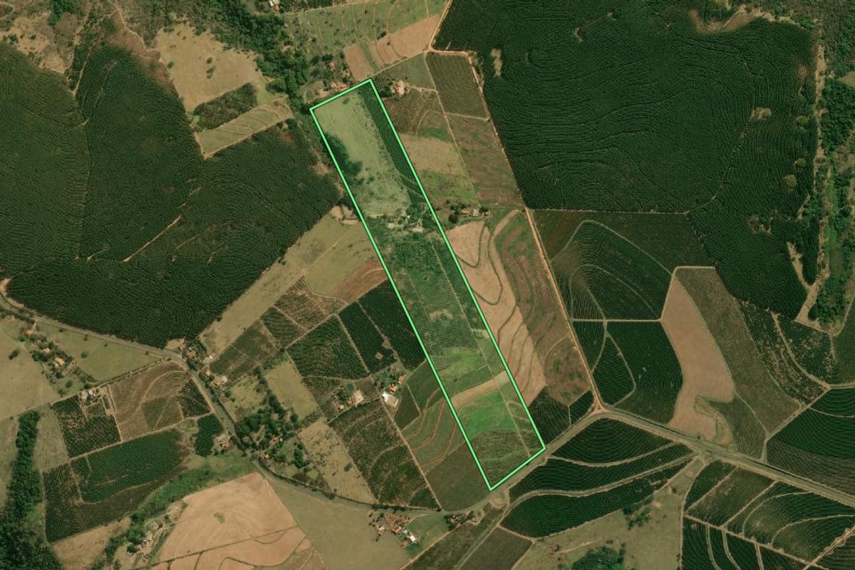 Imagem de satélite do imóvel rural em Garça (SP), com o contorno declarado no CAR desenhado por cima.
