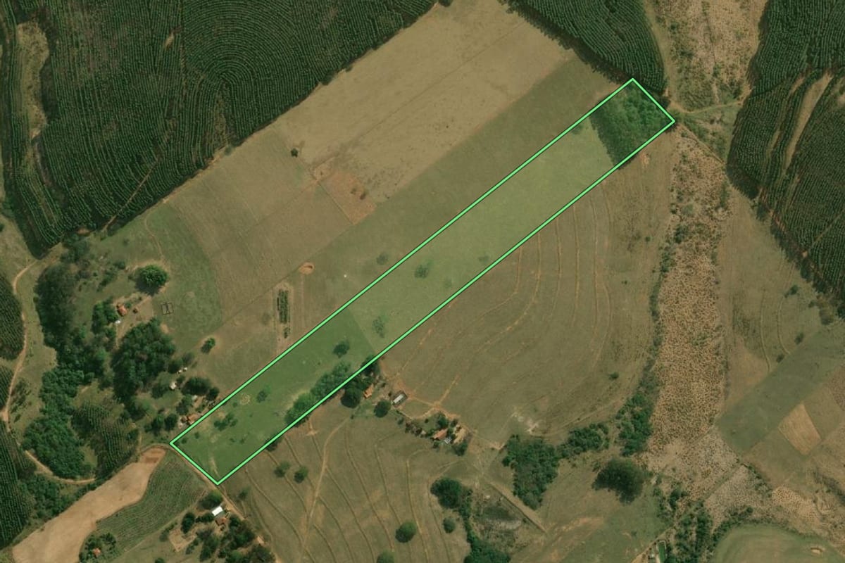 Imagem de satélite do imóvel rural em Garça (SP), com o contorno declarado no CAR desenhado por cima.