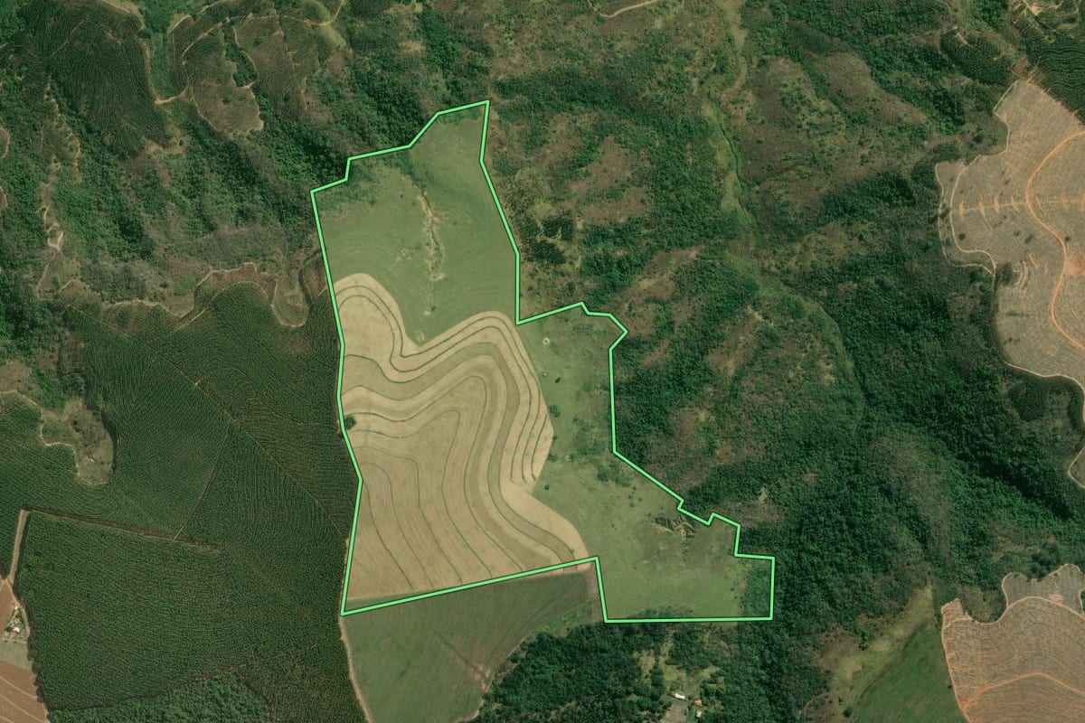 Imagem de satélite do imóvel rural em Garça (SP), com o contorno declarado no CAR desenhado por cima.