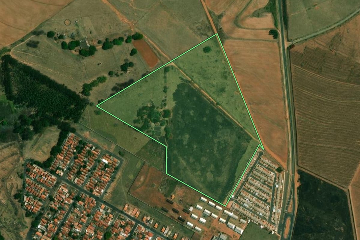 Imagem de satélite do imóvel rural em Garça (SP), com o contorno declarado no CAR desenhado por cima.
