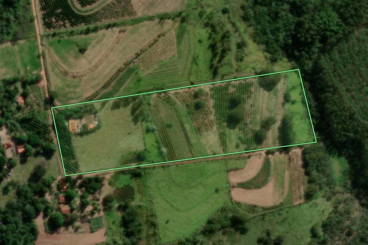 Imagem de satélite do imóvel rural em Garça (SP), com o contorno declarado no CAR desenhado por cima.