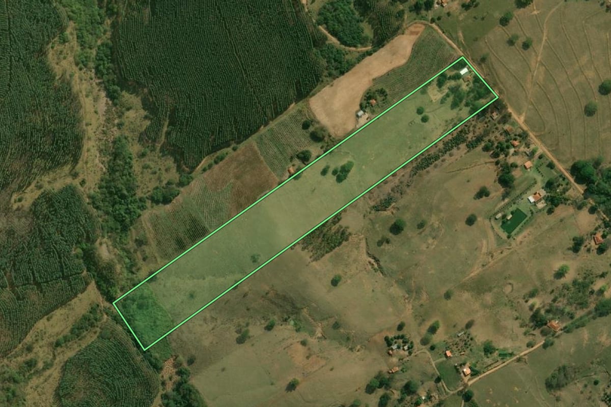 Imagem de satélite do imóvel rural em Garça (SP), com o contorno declarado no CAR desenhado por cima.