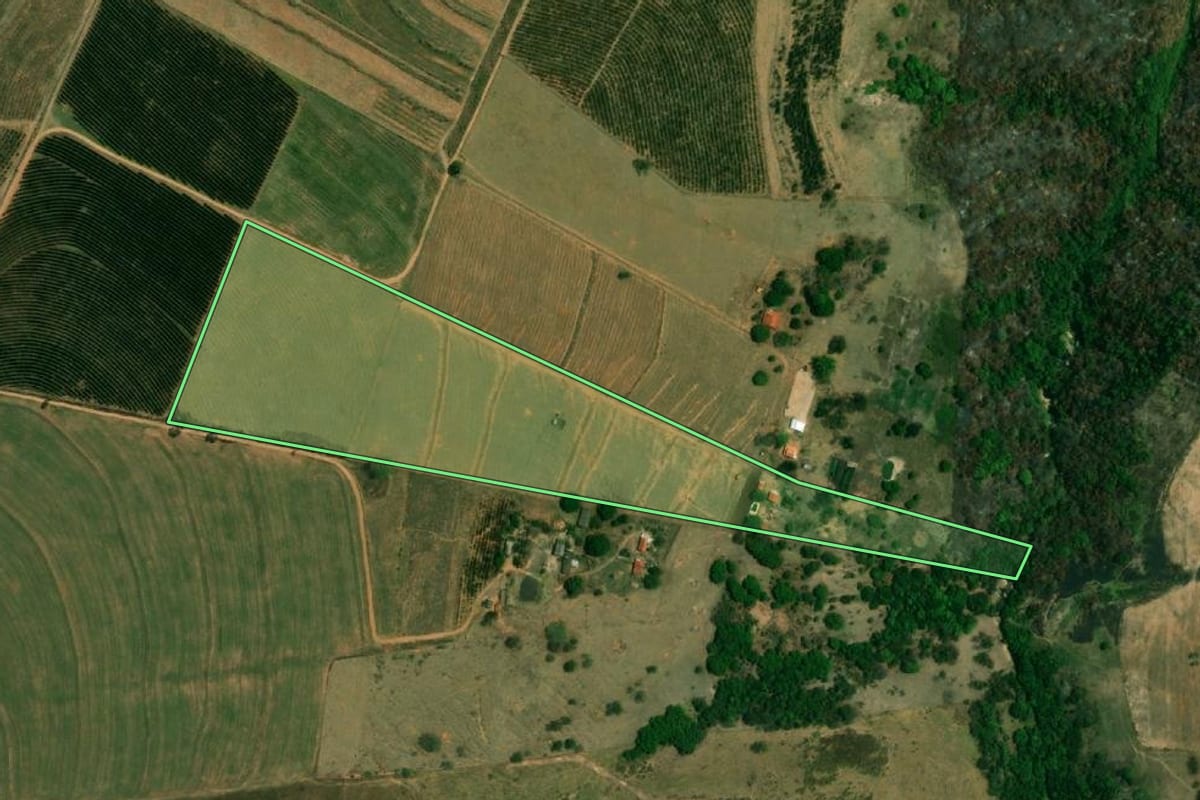 Imagem de satélite do imóvel rural em Garça (SP), com o contorno declarado no CAR desenhado por cima.