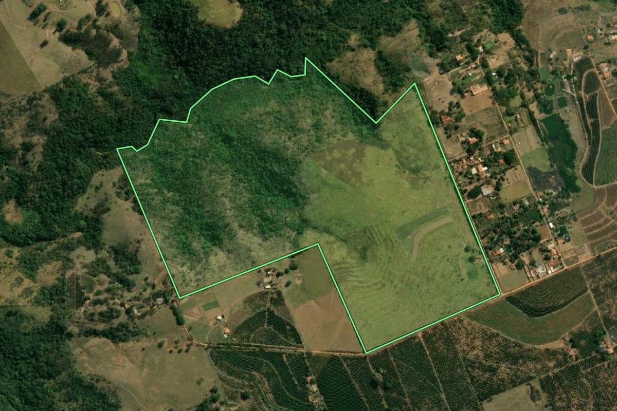 Imagem de satélite do imóvel rural em Garça (SP), com o contorno declarado no CAR desenhado por cima.